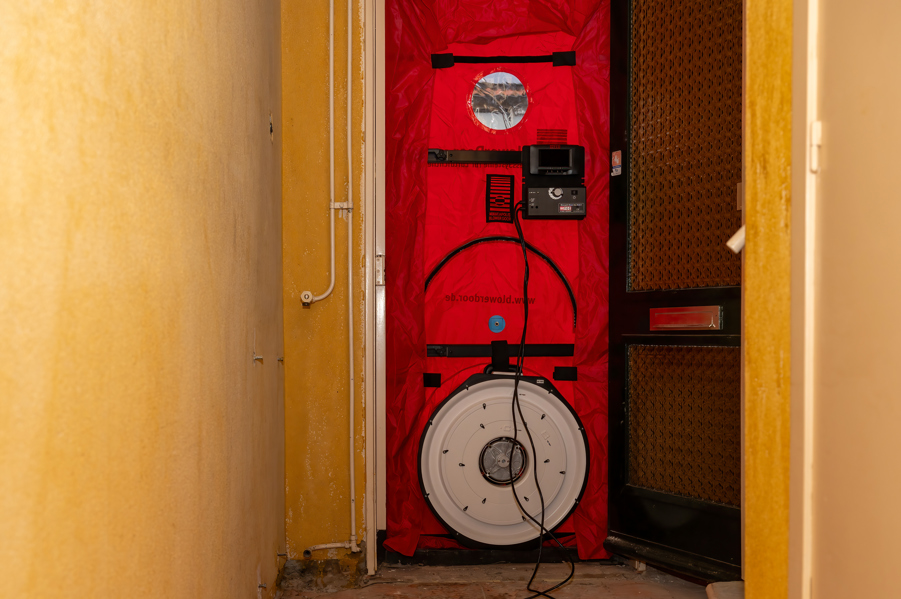 blowerdoortest in de deur van een woning